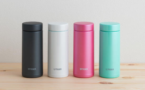 幅広いシーンで使いやすいシンプルカラー