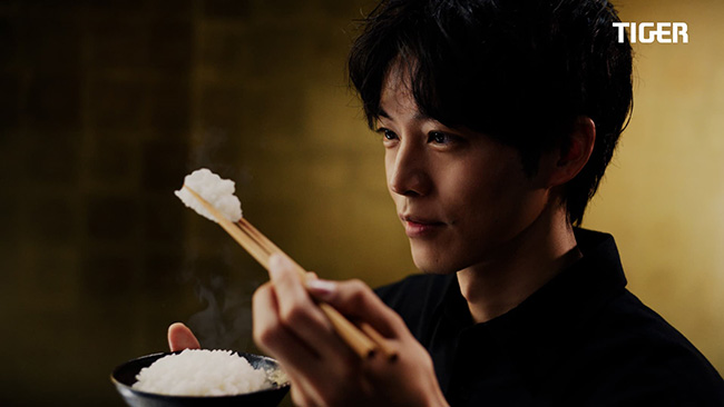 炊飯器で炊いたご飯を食べる松坂桃李さん