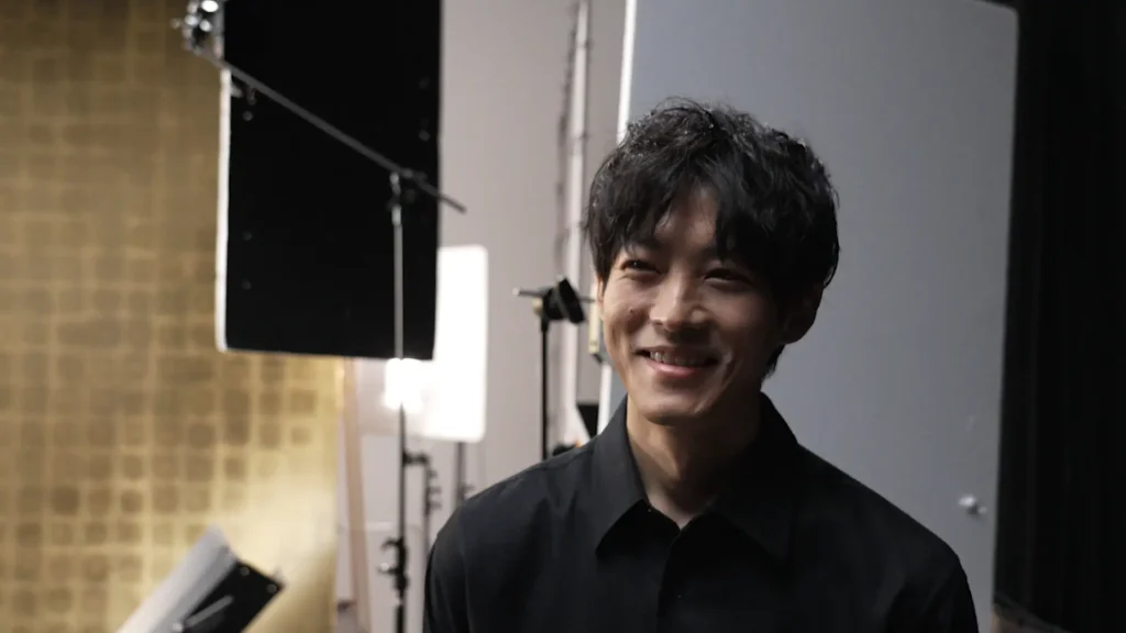撮影の合間に笑顔を見せる松坂桃李さん