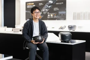 Mr. Tsujimoto holding the inner pot.