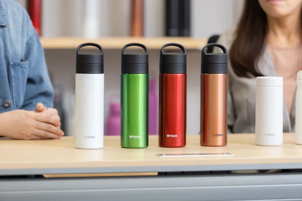 Bottles that utilize the natural texture of stainless steel and use transparent paint