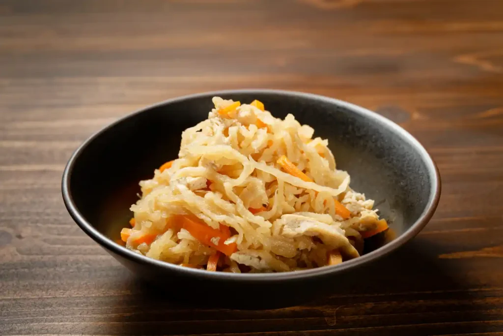 一道传统的日本配菜,将切成条的干萝卜(kiriboshi daikon)与胡萝卜、炸豆腐一起炖煮而成。